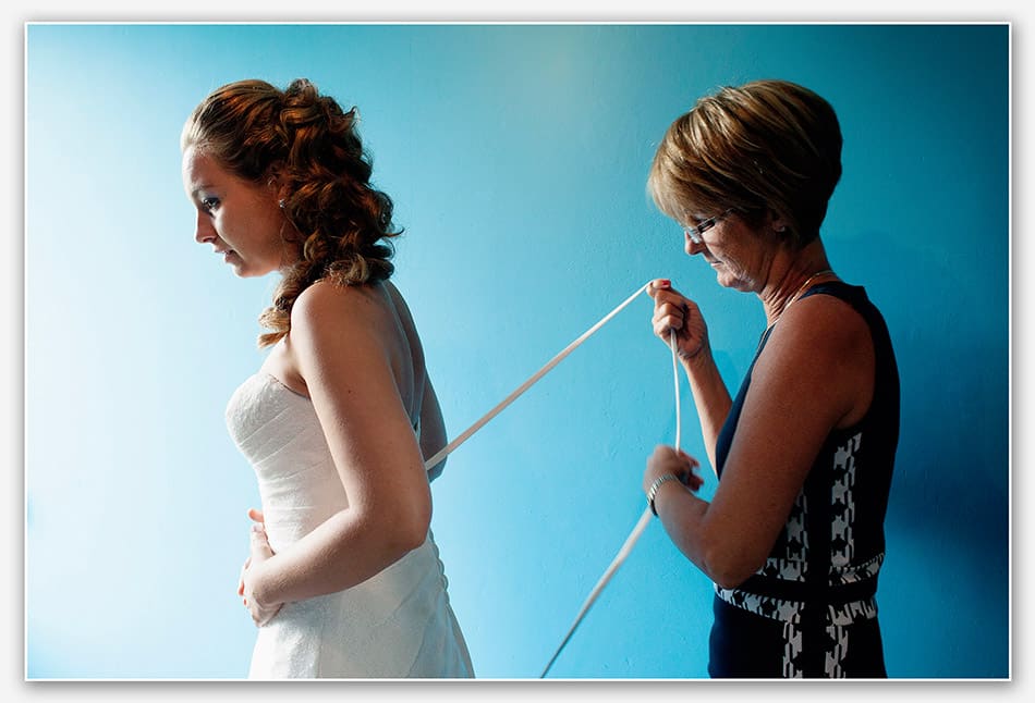 Aankleden van de bruid