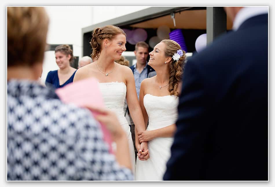 Bruiden genieten van de speech