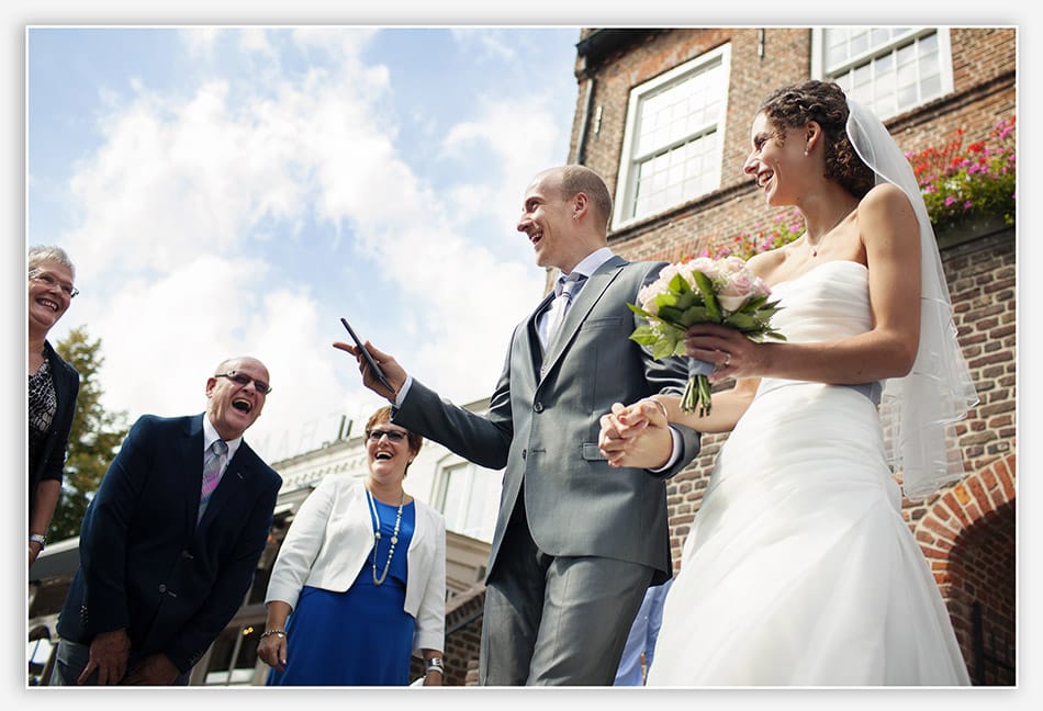 Rijst strooien voor het gemeentehuis van Oirschot