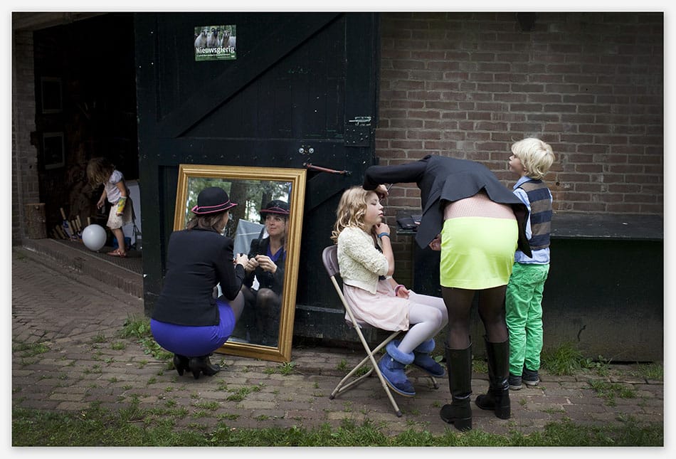 Bruidsfotografie_Utrecht Opmaken voor de bruiloft in bonte sfeer