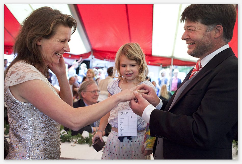 Bruidsfotografie_Utrecht Aanschuiven van de trouwringen