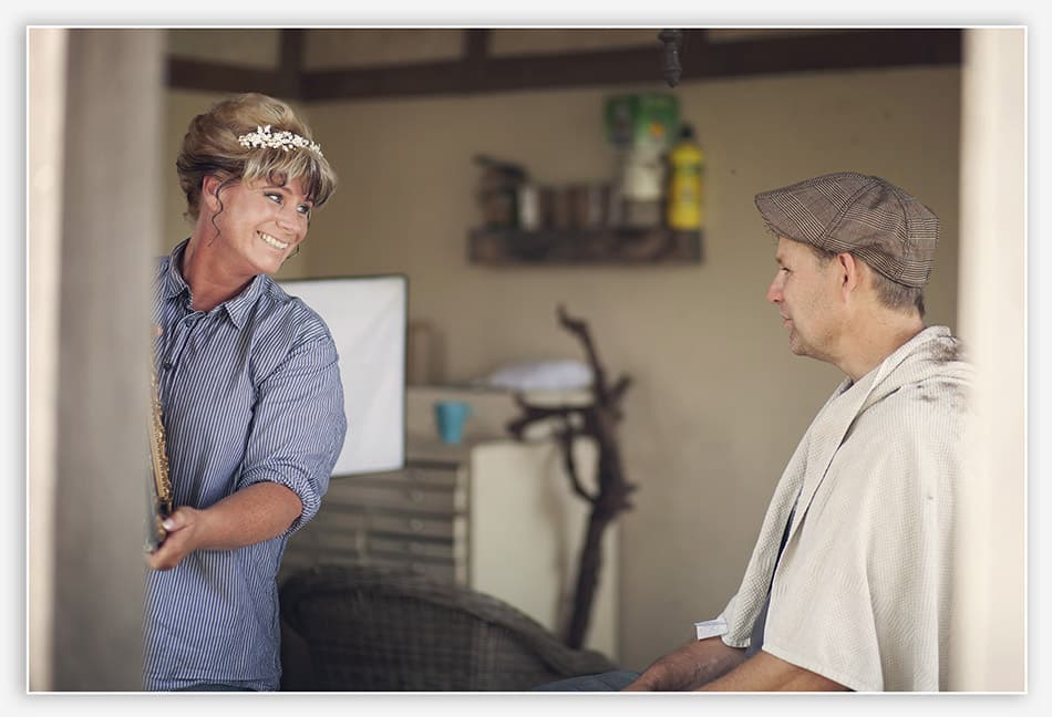 Bruid zorgt zelf voor kapsel bruidegom