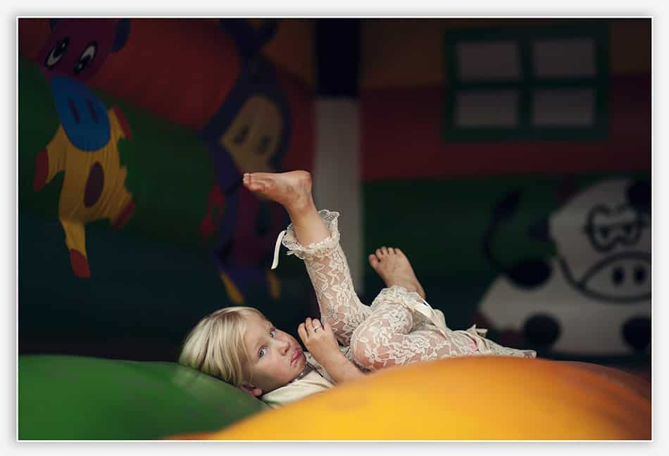 Bruidsmeisje op de trampoline