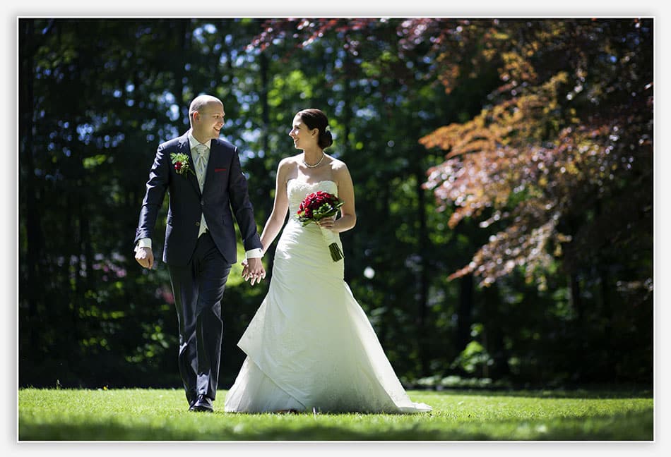 Bruidsfotografie - Bruidspaar in het wandelbos van Tilburg
