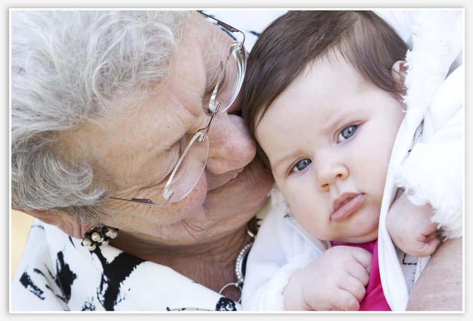 Familiefotografie Eindhoven Trotse groot-oma op de foto met de kleinste spruit
