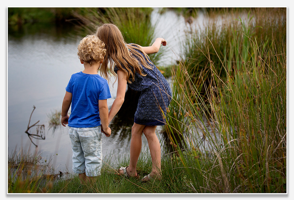 Broer en zus bij de fotoshoot