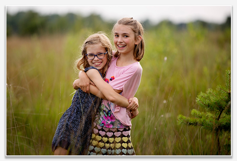 Twee prachtige zussen op de foto