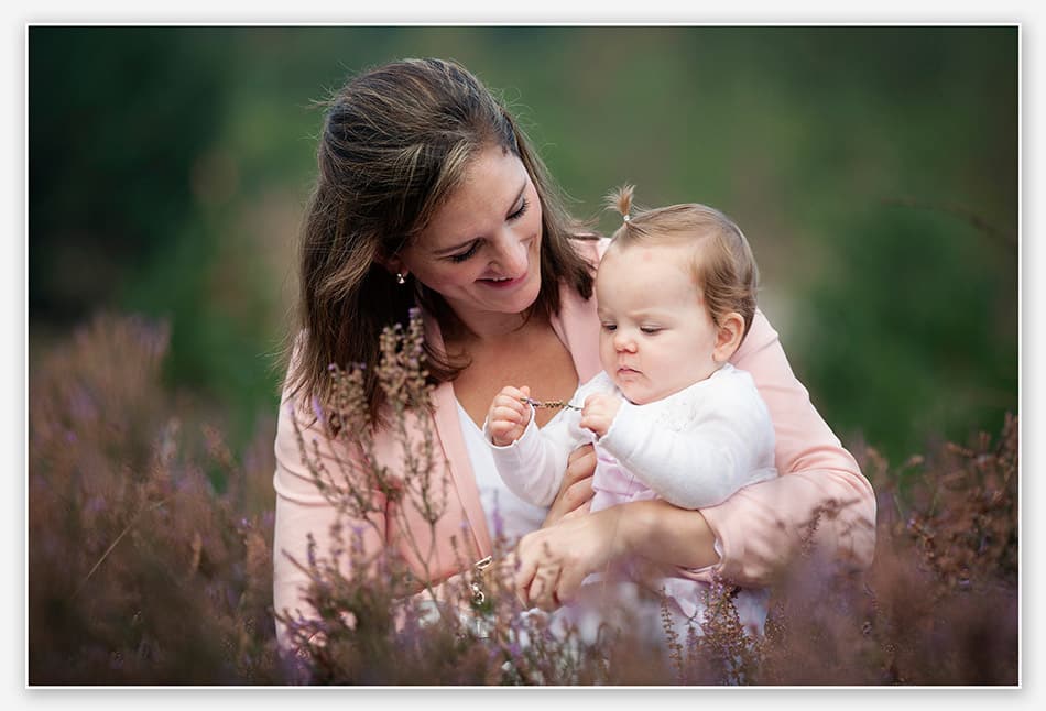 moeder en dochter onderzoeken de heidebloemen