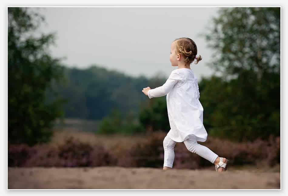 meisje huppelt door de Sonse Heide