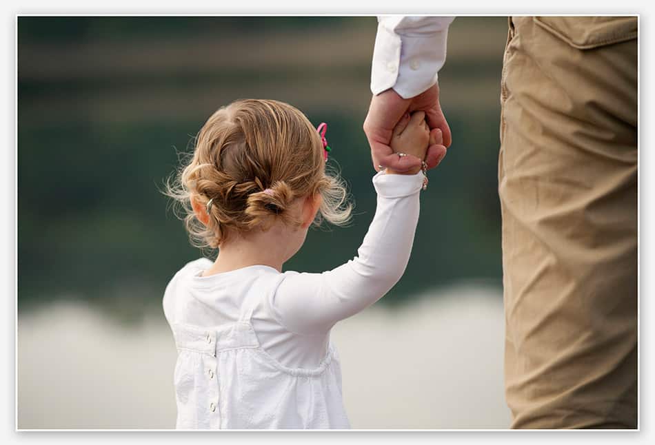 meisje houd hand van vader