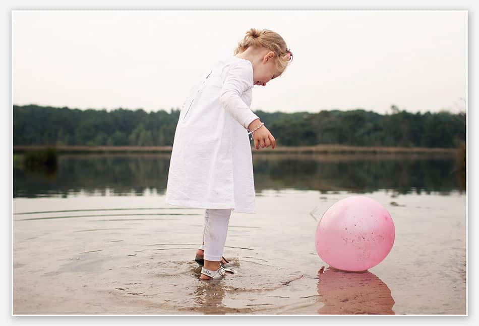 met de voetjes in het water