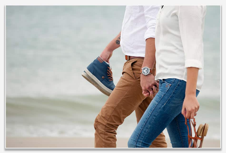 Wandelen op het strand tijdens de familieshoot