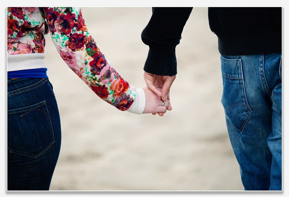 Hand in hand op het strand