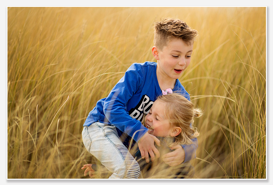 Broer en zus tijdens de familiefotografie
