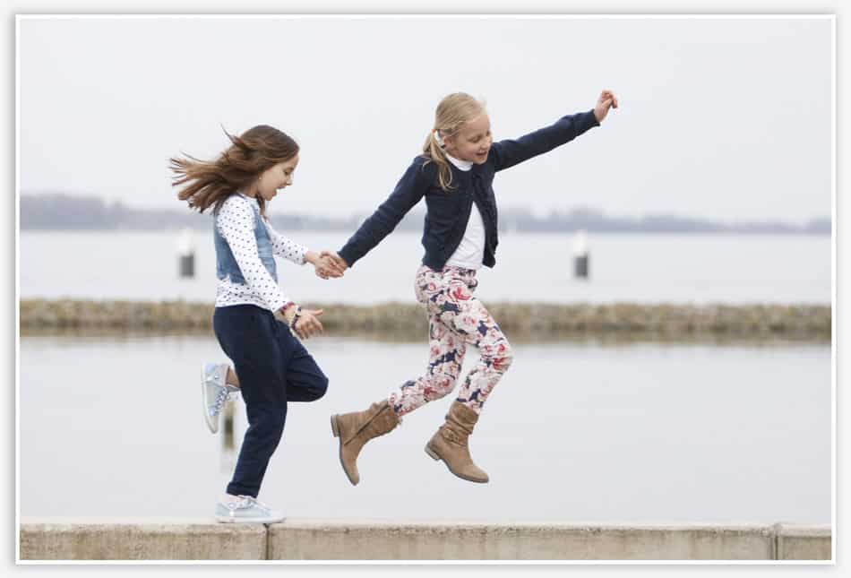 Springende kinderen op de kade in Naarden