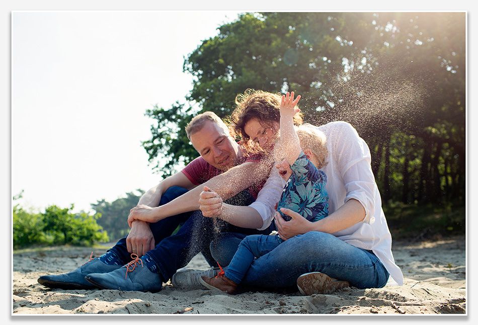 Met zand gooien voor de fotoshoot