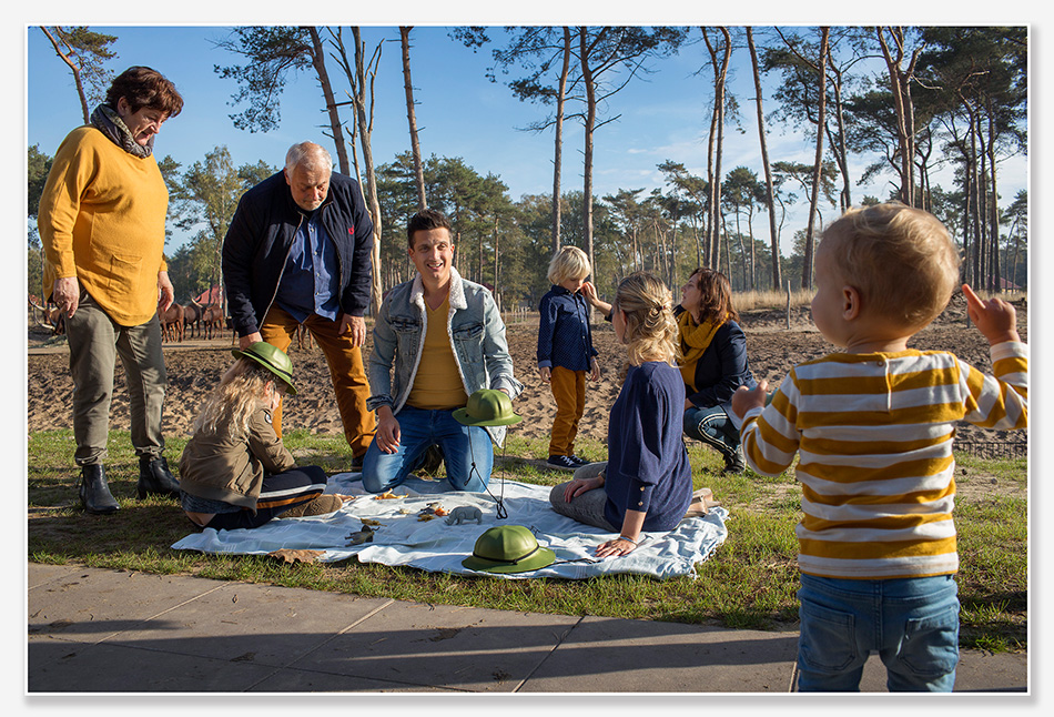 Op een picknickdeken wachten op de dieren in het Safari Resort