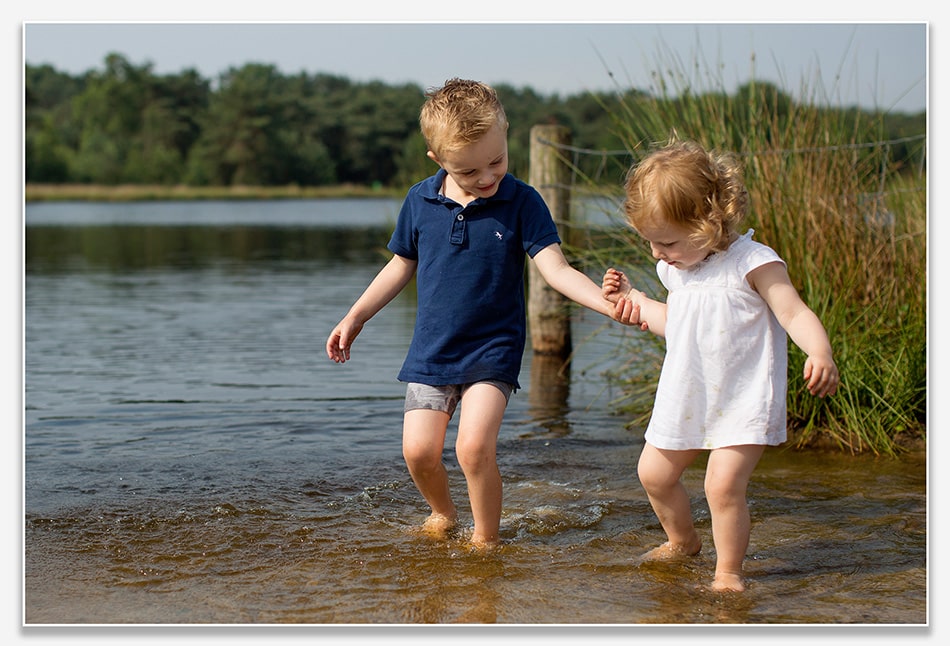 Broer en zus bij de kindershoot aan het water