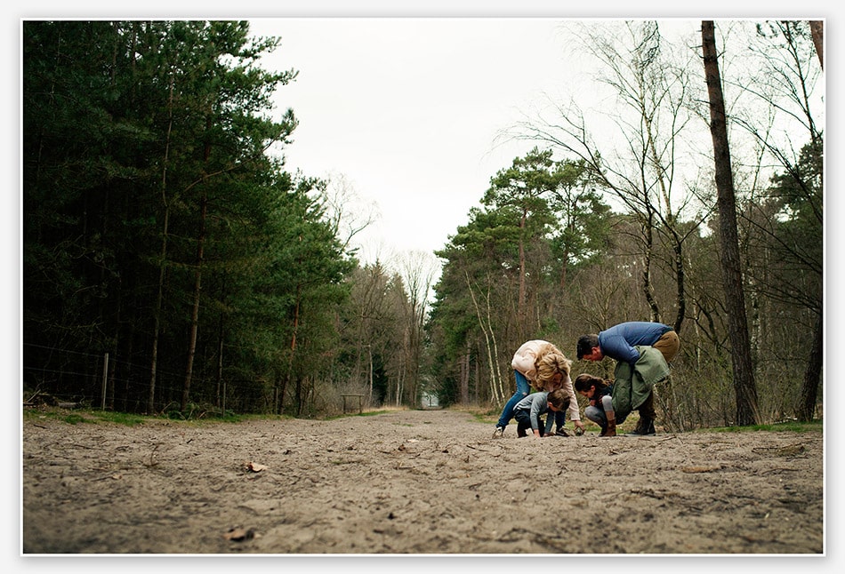 Familie in het bos