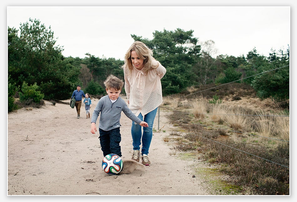 Met de voetbal op de Sonse Heide