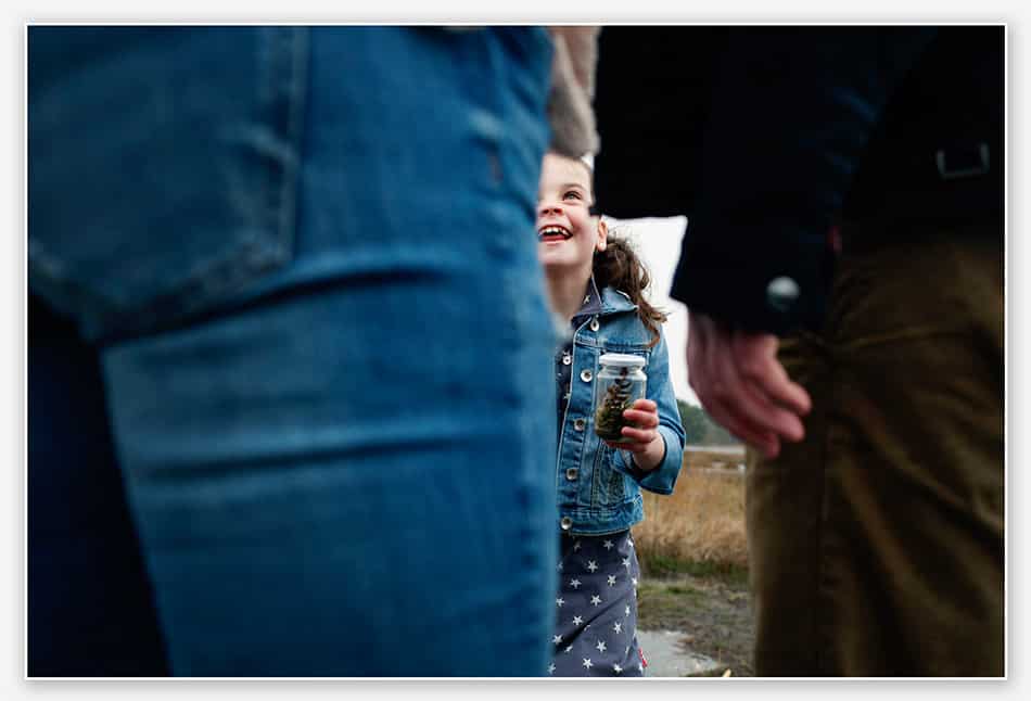 Meisje laat verzameling aan ouders zien