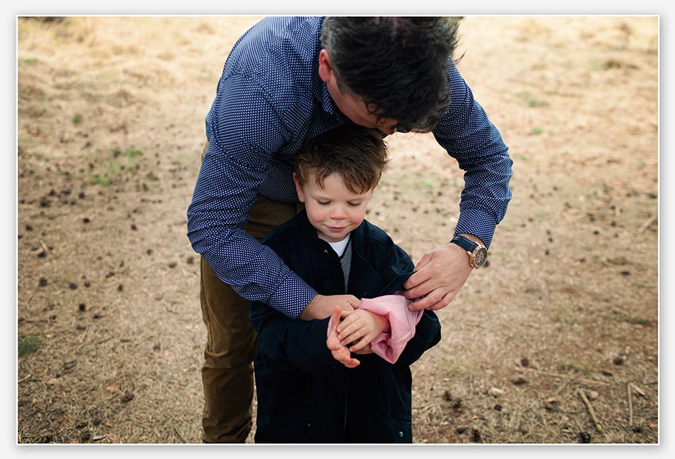 Papa's jas aantrekken