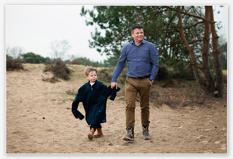 Met papa's jas door de regen