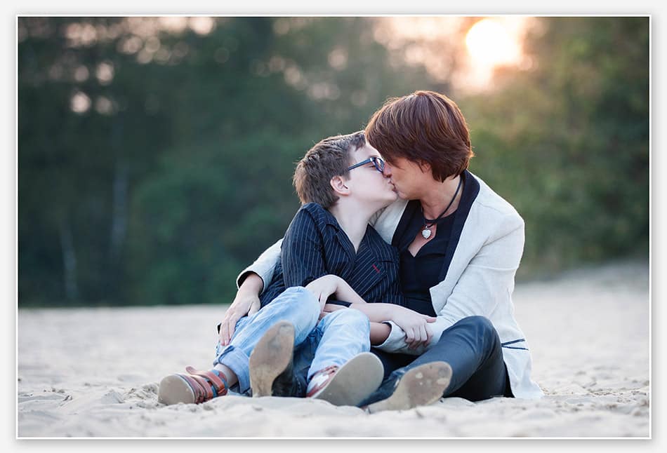 Moeder en zoon in de duinen