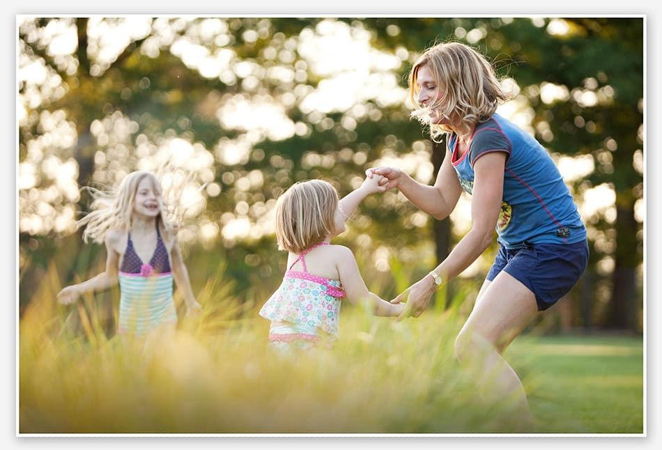 Moeder danst met kinderen