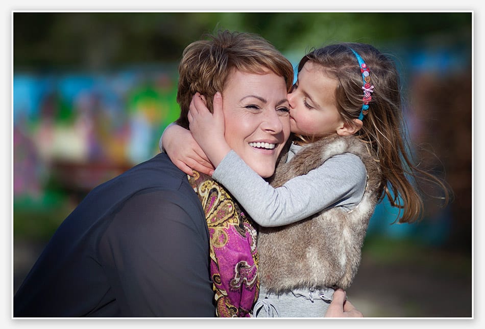 Moeder en dochter in de speeltuin