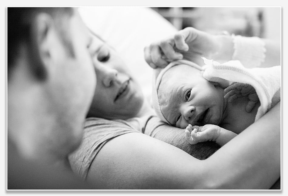 Baby heeft de geboortefotograaf in de gaten