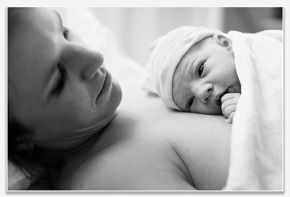 Geboortefotografie tijdens de breast crawl