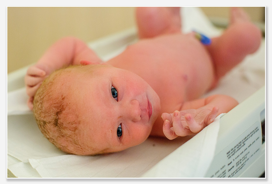 Baby voor het eerst op deweegschaal