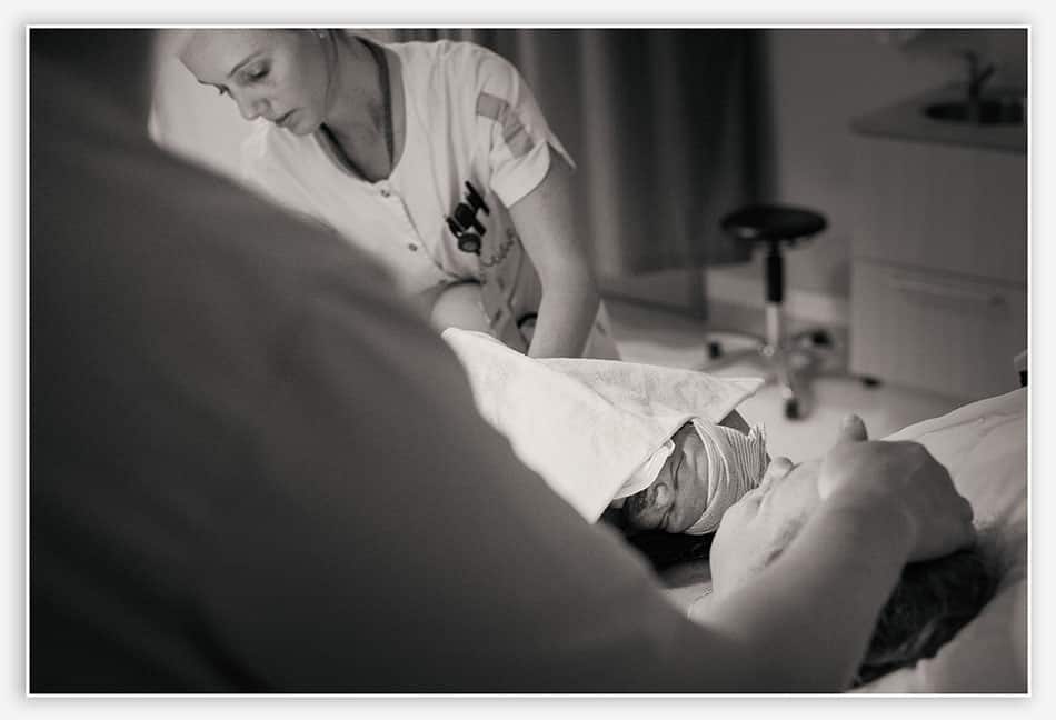 Pasgeboren baby op de buik van de moeder