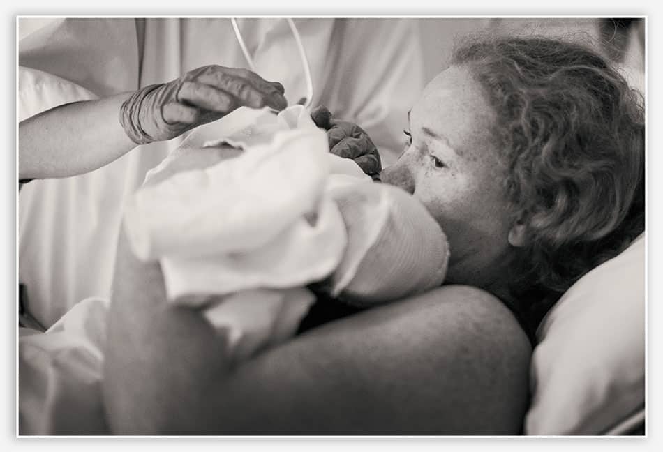 Pasgeboren baby bij zijn moeder