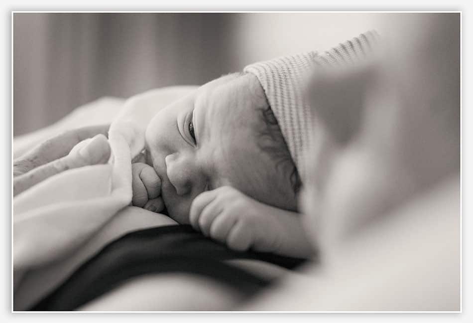 Pasgeboren baby bij zijn moeder