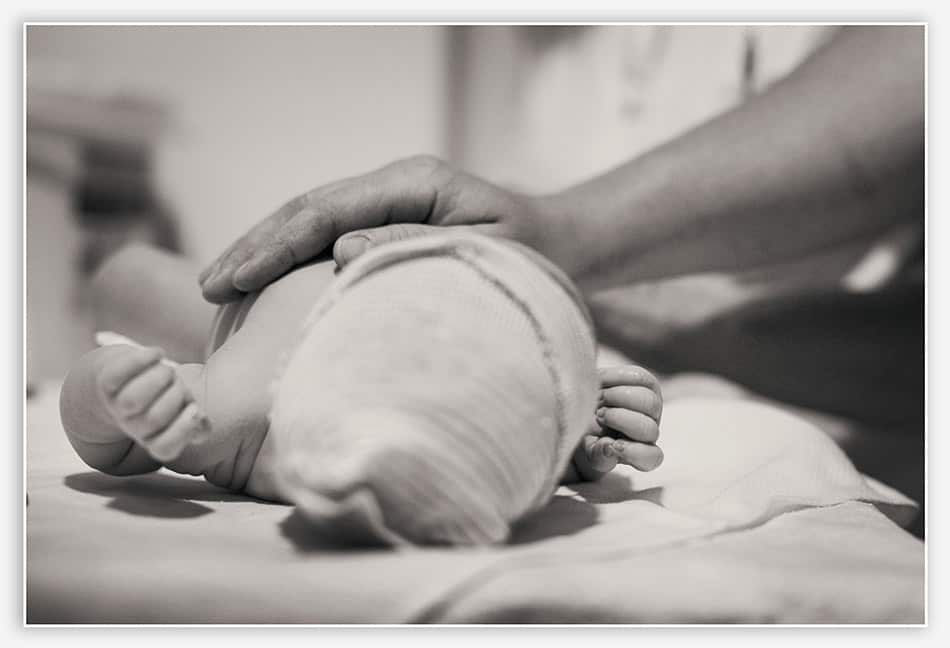 Vader houd pasgeboren baby vast