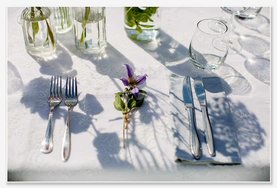 Sfeervol gedecoreerde lange tafel