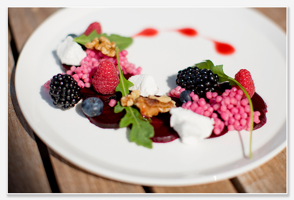 Rode Bieten carpaccio met geitenkaas en rood fruit