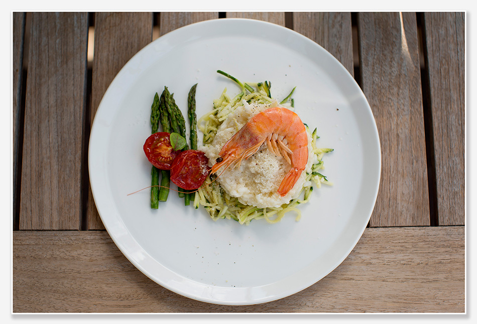Citroen risotto op een bedje van courgette met een grote gamba