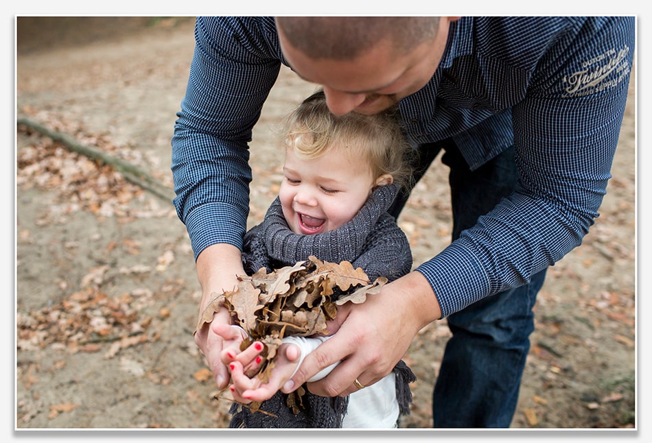 Met bladeren spelen bij de herfstshoot
