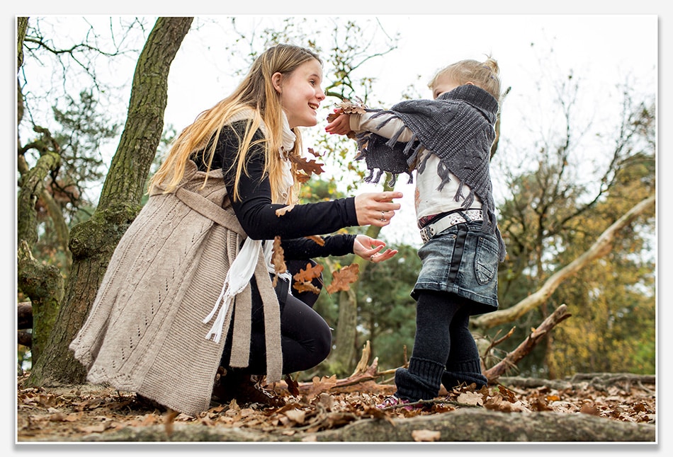 Met bladeren gooien bij de herfstshoot