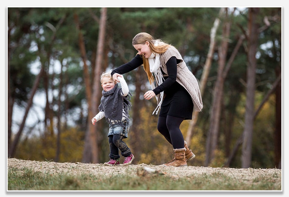 Dansen met mama tijdens de herfstshoot