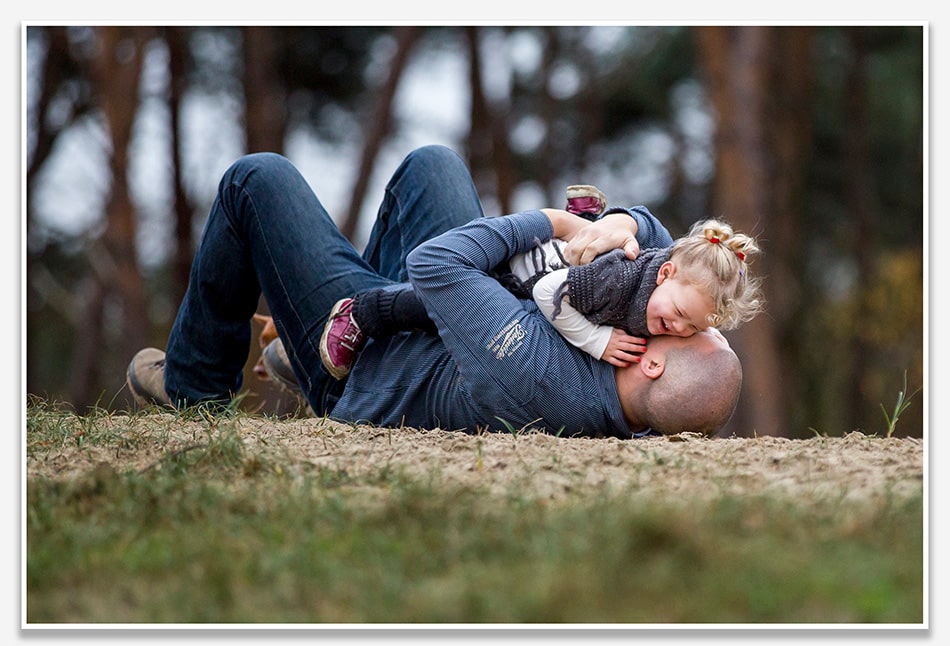 Dollen met papa tijdens de herfstshoot