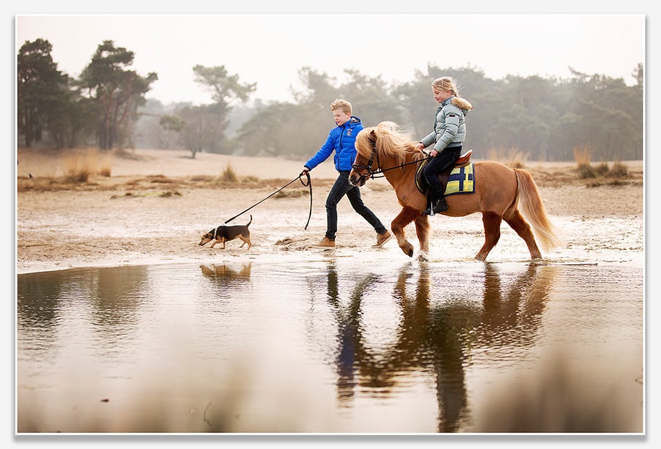 Kinderfotografie met paard en hond