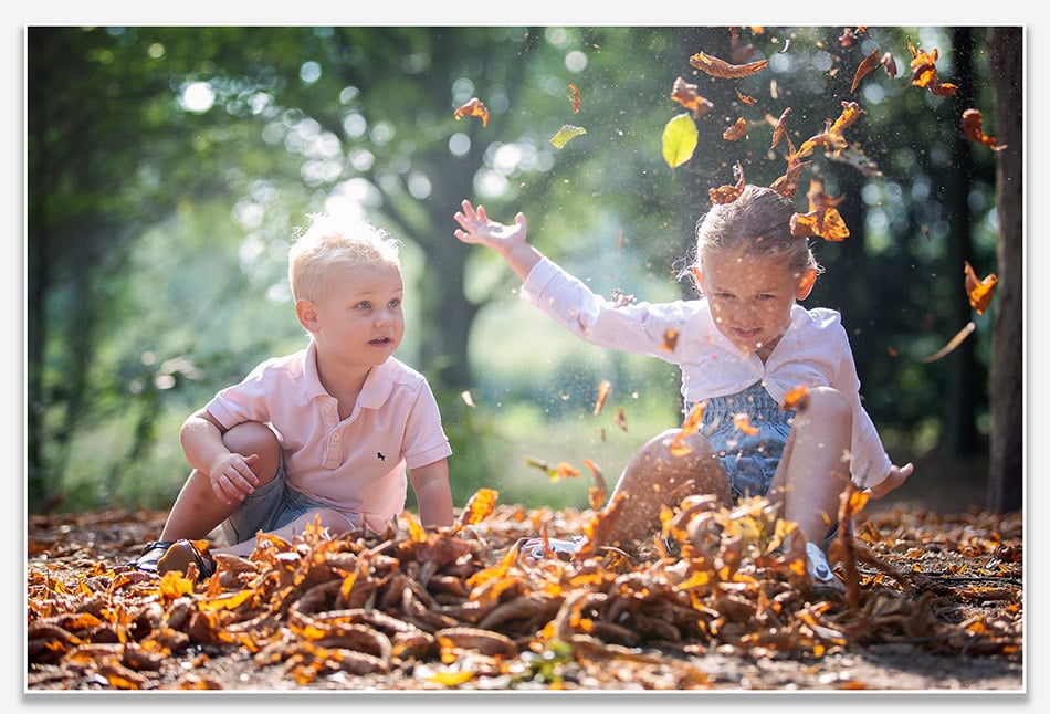 Kinderfotografie met herfstbladeren