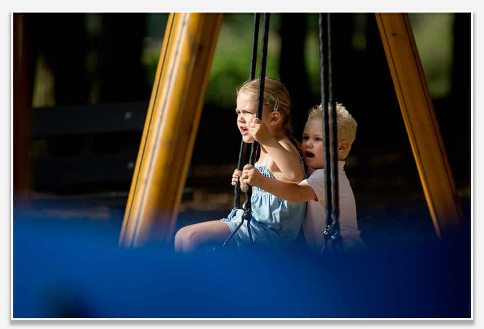 Broer en zus op de schommel