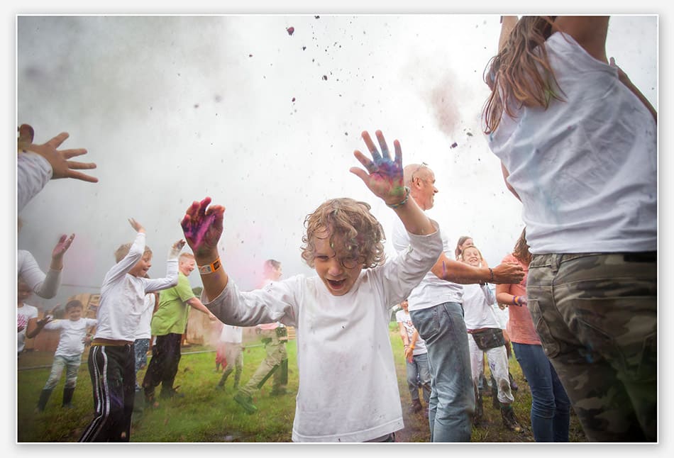Kinderfotografie met Holi kleuren