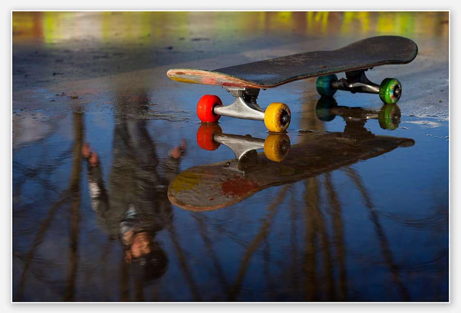 Skateboard in regenplas