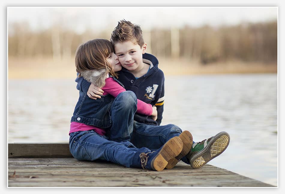 Kinderfotografie_Boxtel Broer en zus op het steegje